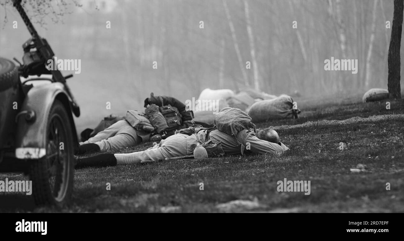 Der als sowjetischer russischer Soldat verkleidete Reenaktor liegt beim Wiederaufbau der Schlachten im Ersten Weltkrieg nahe dem Kampfseilkar. Sowjetischer Russischer Infanterie-Soldat Stockfoto