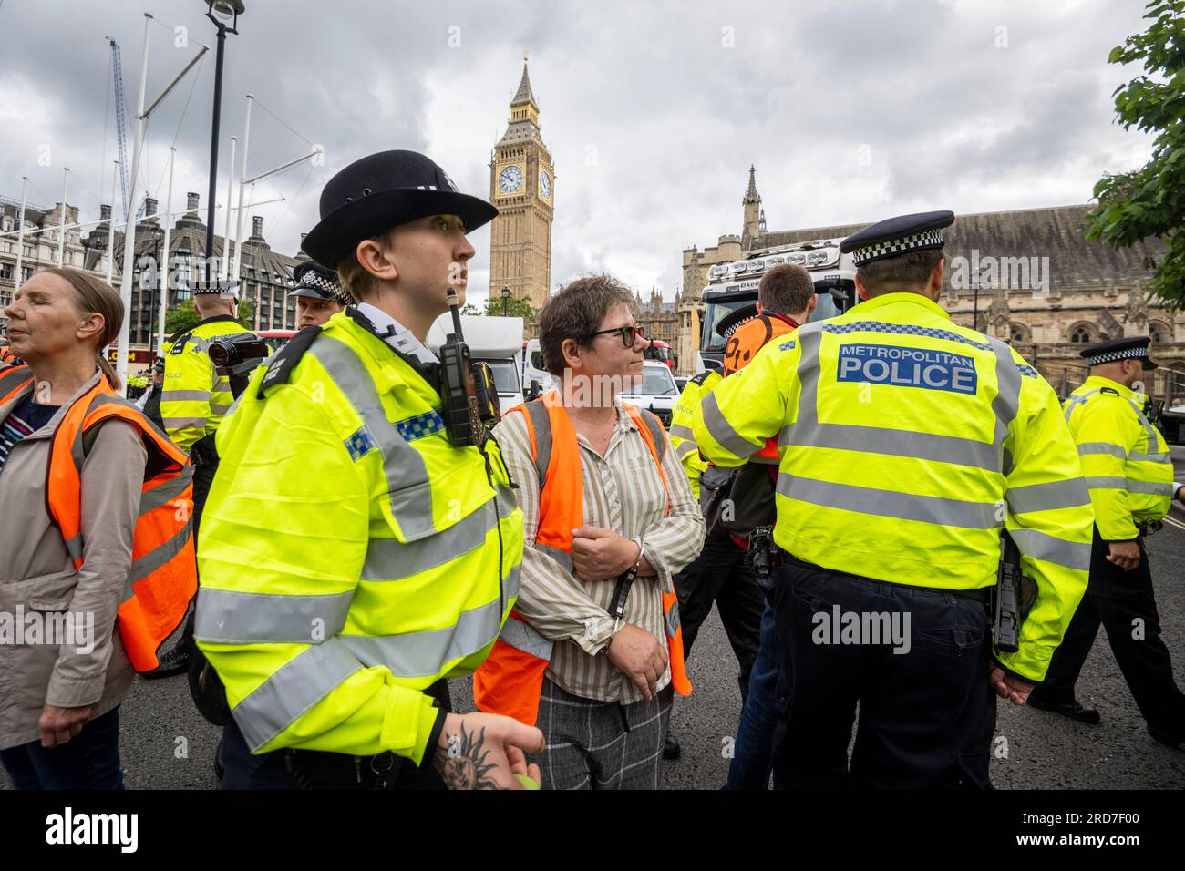 London, Großbritannien. 19. Juli 2023 Die Polizei verhaftete Angehörige von Just Stop Oil, die während ihrer 13. Aktionswoche am Parliament Square protestierten. Just Stop Oil ist eine gewaltfreie zivile Widerstandsgruppe, die von der britischen Regierung verlangt, dass sie die Lizenzierung für alle neuen Öl-, Gas- und Kohleprojekte einstellt. Kredit: Stephen Chung / Alamy Live News Stockfoto