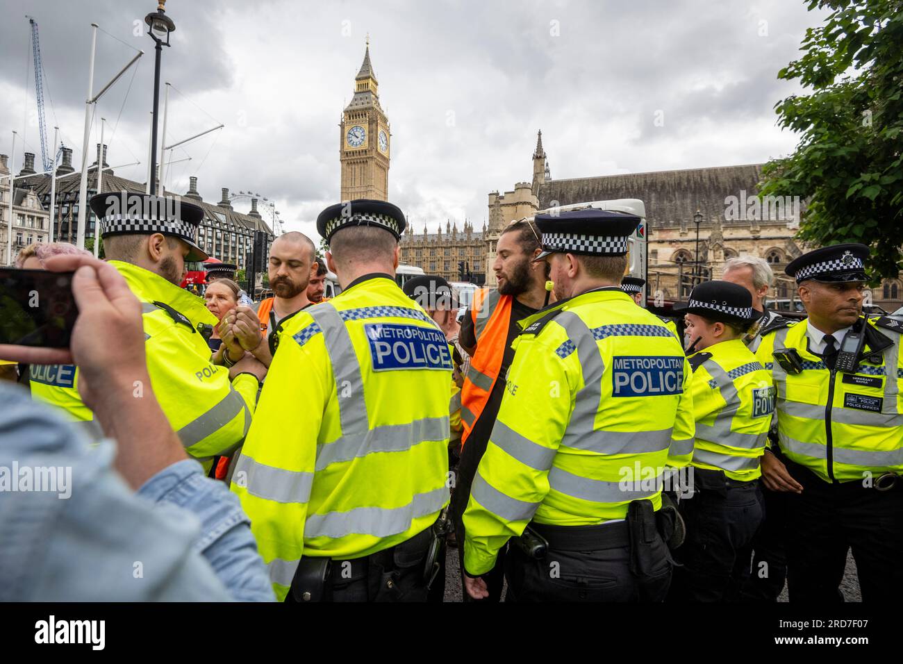 London, Großbritannien. 19. Juli 2023 Die Polizei verhaftete Angehörige von Just Stop Oil, die während ihrer 13. Aktionswoche am Parliament Square protestierten. Just Stop Oil ist eine gewaltfreie zivile Widerstandsgruppe, die von der britischen Regierung verlangt, dass sie die Lizenzierung für alle neuen Öl-, Gas- und Kohleprojekte einstellt. Kredit: Stephen Chung / Alamy Live News Stockfoto