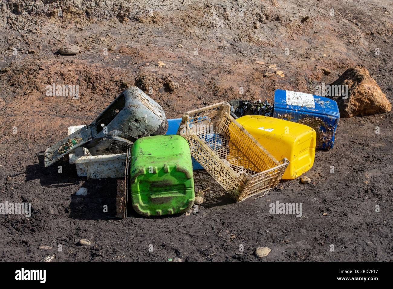 Plastikmüll wurde an einem Strand auf der Insel wight angespült und verschmutzt die Umwelt. Verschmutzung durch Plastikmüll an britischen Stränden. Stockfoto