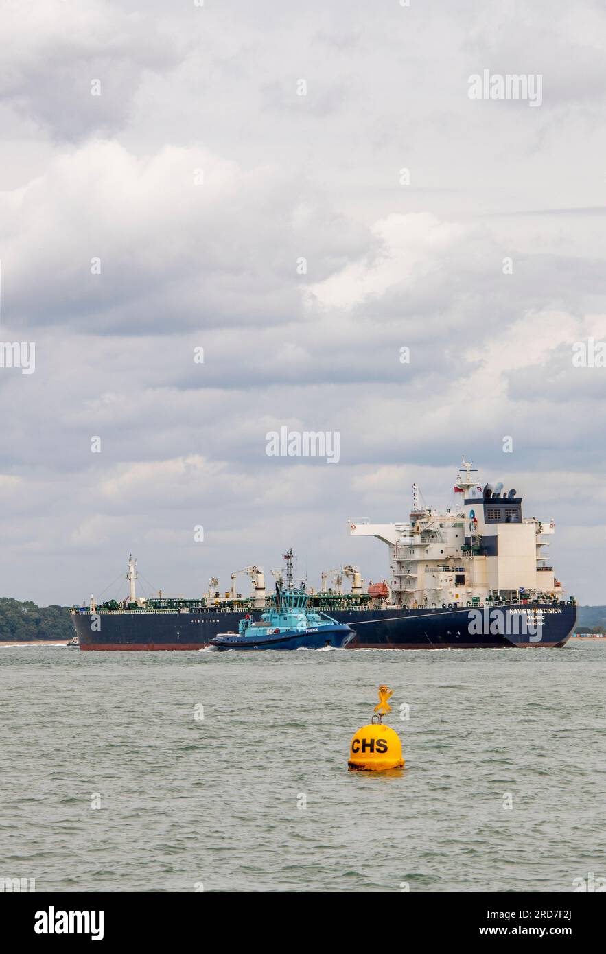 Großer Öltanker Navig 8 Precision fährt in die Ölraffinerie fawley, solent, vereinigtes königreich. Großes Schiff mit Rohöl eine Raffinerie in fawley, southampton, vereinigtes königreich Stockfoto