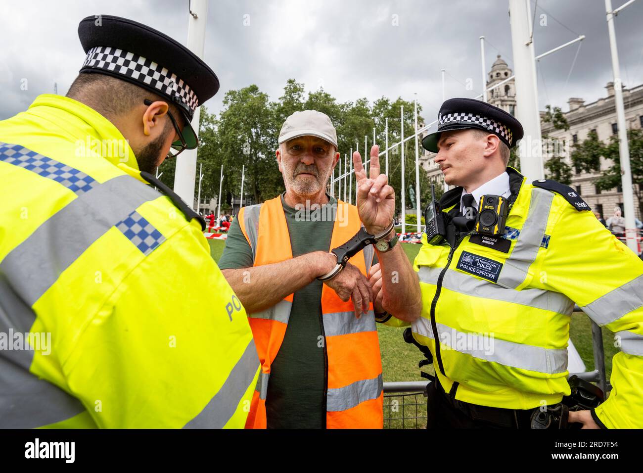 London, Großbritannien. 19. Juli 2023 Die Polizei verhaftete ein Mitglied von Just Stop Oil, das während ihrer 13. Woche der Aktionen auf dem Parliament Square protestiert hat. Just Stop Oil ist eine gewaltfreie zivile Widerstandsgruppe, die von der britischen Regierung verlangt, dass sie die Lizenzierung für alle neuen Öl-, Gas- und Kohleprojekte einstellt. Kredit: Stephen Chung / Alamy Live News Stockfoto