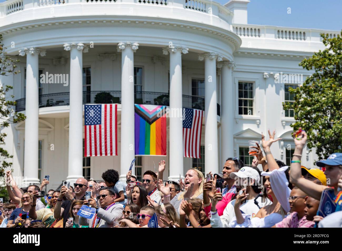 Washington, Vereinigte Staaten von Amerika. 10. Juni 2023. Unterstützer reagieren auf die USA Präsident Joe Biden während seiner Ausführungen während der jährlichen Pride-Feier am Südrasen des Weißen Hauses am 10. Juni 2023 in Washington, D.C. Kredit: Erin Scott/White House Photo/Alamy Live News Stockfoto