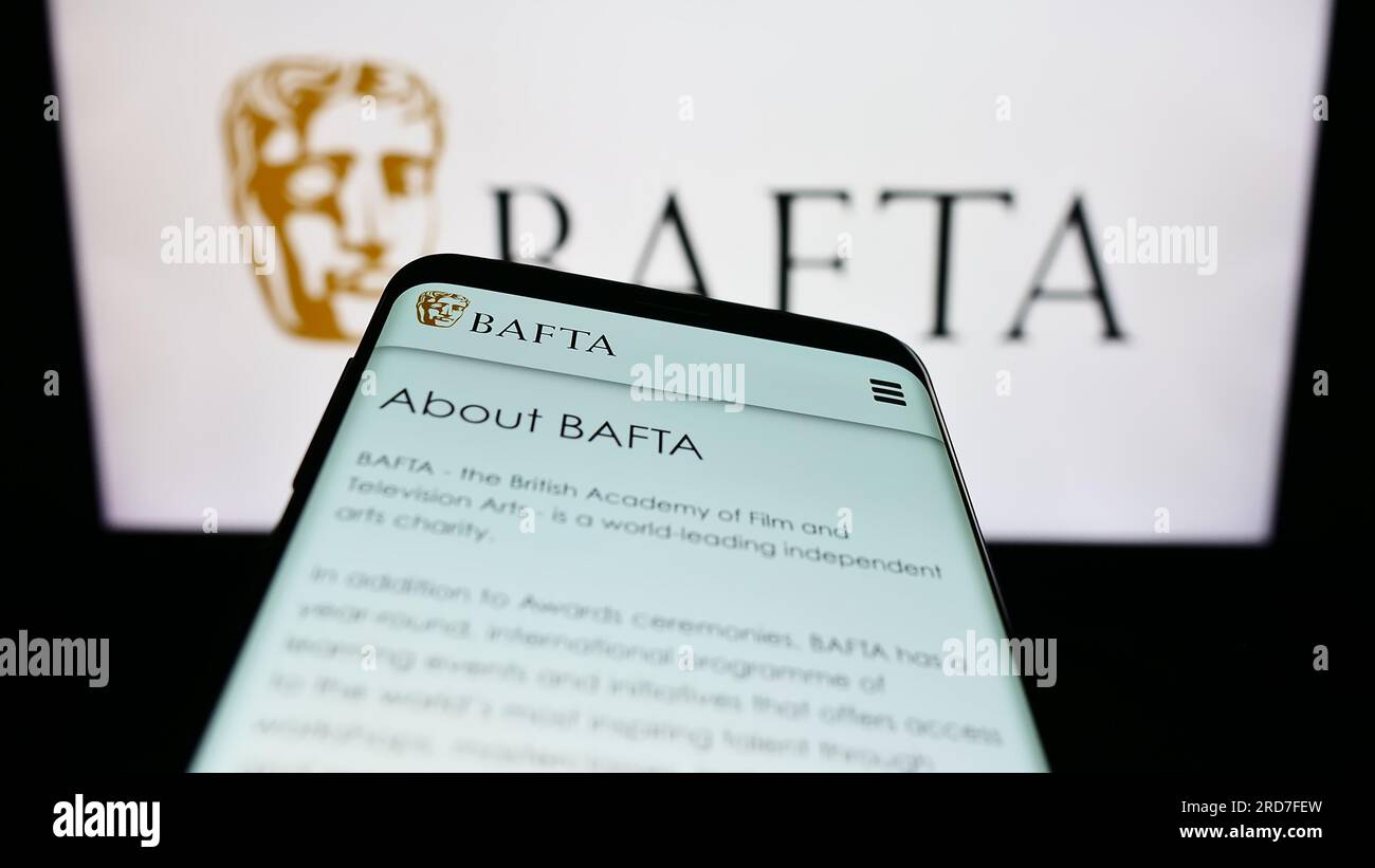 Mobiltelefon mit Website der British Academy Film Awards (BAFTA) auf dem Bildschirm vor dem Logo. Fokus auf oberer linker Seite des Telefondisplays. Stockfoto