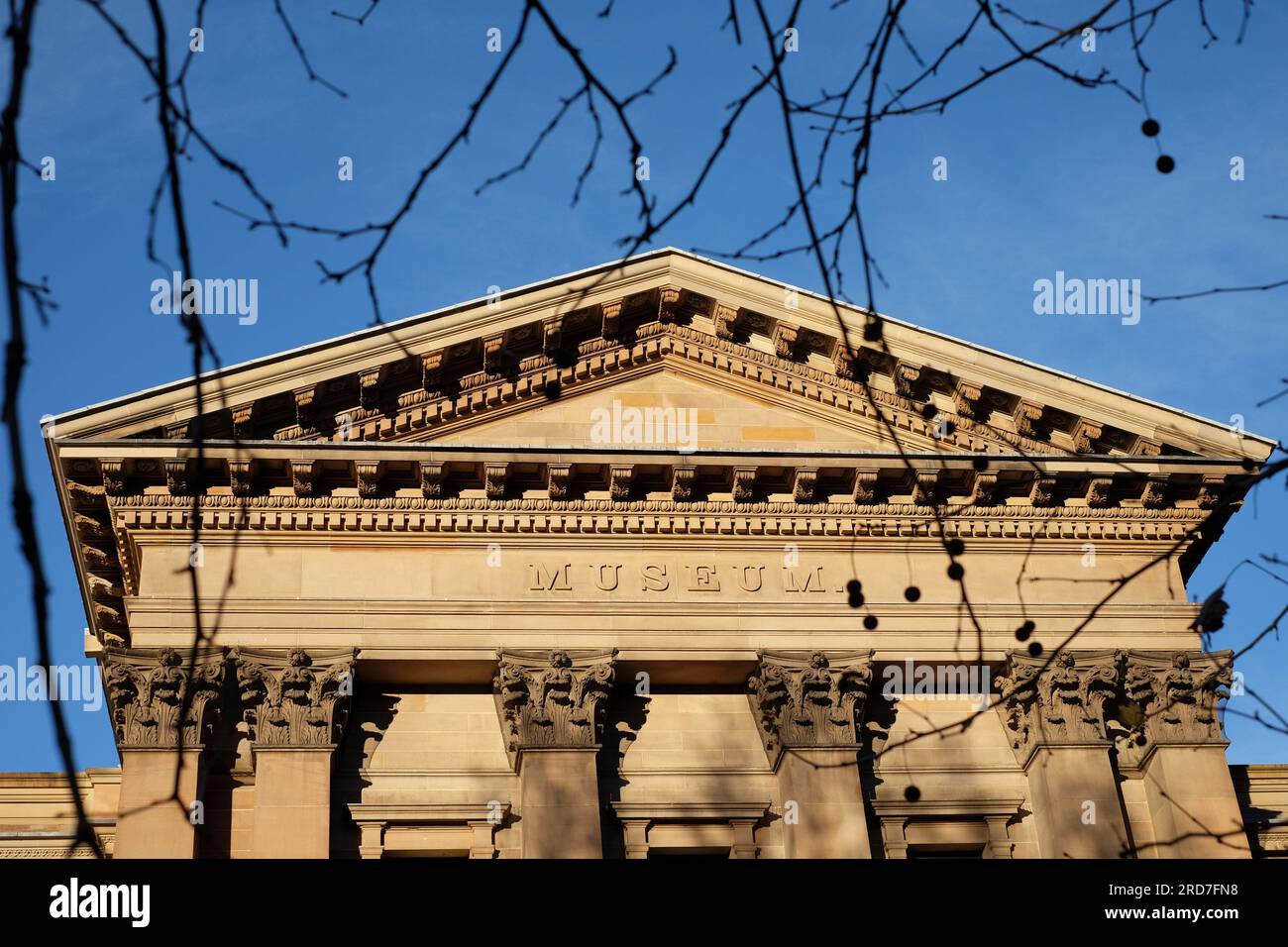 Ein Blick auf das im Stil der griechischen Wiedergeburt erbaute australische Museumstympanum, Einführungs- und Frieze-Museum mit dem Wort „MUSEUM in High Relief“ in Sydney Sandstein Stockfoto