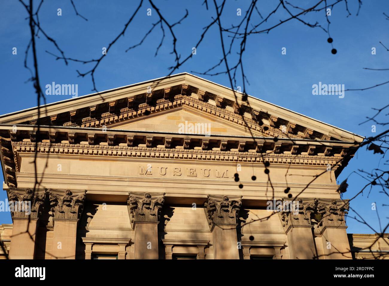 Ein Blick auf das im Stil der griechischen Wiedergeburt erbaute australische Museumstympanum, Einführungs- und Frieze-Museum mit dem Wort „MUSEUM in High Relief“ in Sydney Sandstein Stockfoto