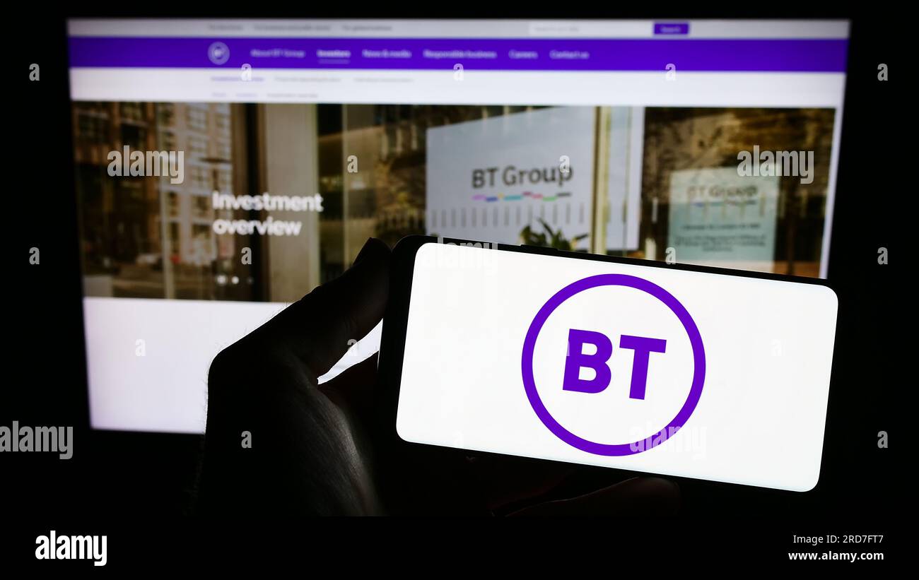 Person, die ein Smartphone mit dem Logo des britischen Telekommunikationsunternehmens BT Group plc auf dem Bildschirm vor der Website hält. Konzentrieren Sie sich auf das Display des Telefons. Stockfoto