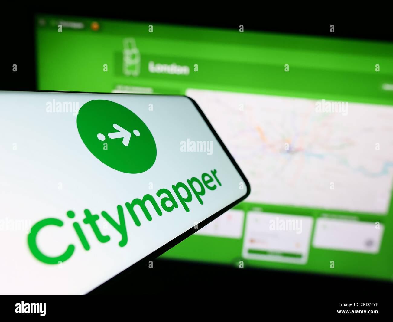 Mobiltelefon mit Logo des öffentlichen Verkehrsmittel-App-Unternehmens Citymapper Limited auf dem Bildschirm vor der Website. Fokus auf die Mitte rechts des Telefondisplays. Stockfoto