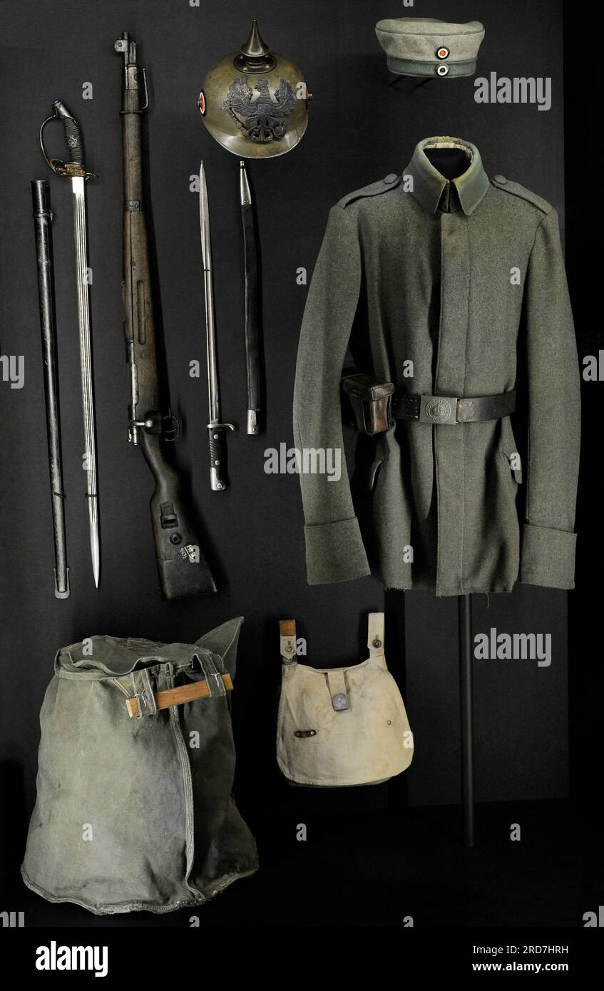 Erster Weltkrieg (1914-1918). Deutsche Armee. Von links nach rechts und von oben nach unten: Offiziere und Unteroffizier der Infanterie und der technischen Einheit, Schwerter M 1889; Mauser Carbine Kar.98 (A); Bajonett M98; Feldhelm für deutsche Soldaten; Mütze und Tunika einer Uniform eines Soldaten der preußischen Jäger-Einheiten der Deutschen Armee; Kavallerieeimer für Pferdebewässerung und Brotbeutel. Lettisches Kriegsmuseum. Riga. Lettland. Stockfoto