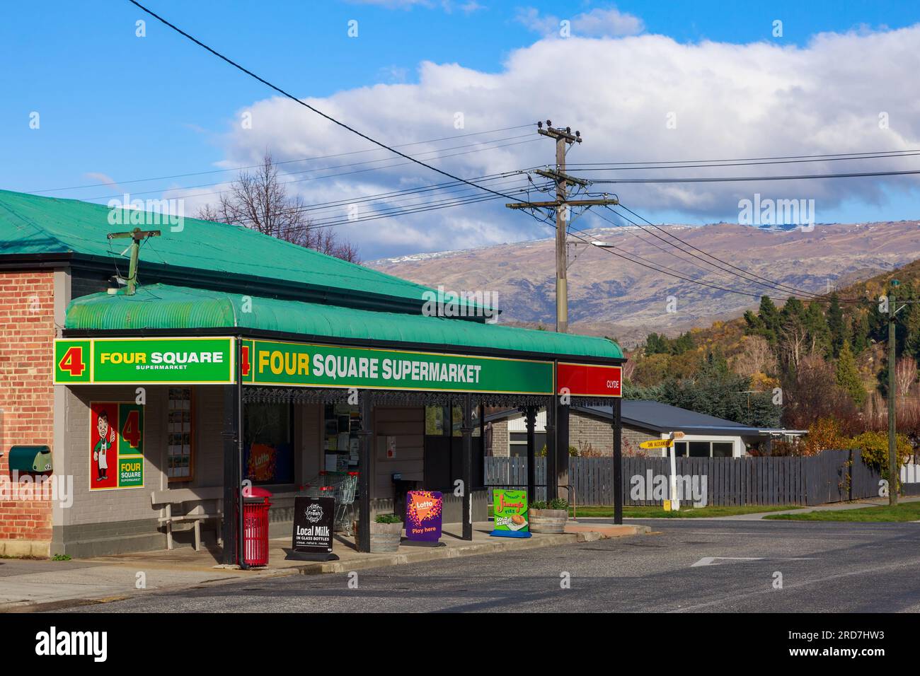 Der Four Square Supermarkt in der kleinen Stadt Clyde, Central Otago, Neuseeland. Das Gebäude hat eine Retro-Markise Stockfoto