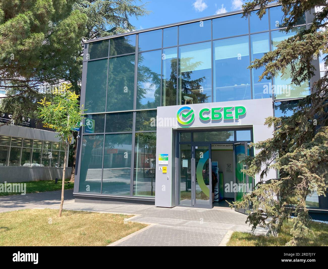Jalta, Russland - 17. Juli 2023: Erstes Büro der Sberbank in Jalta Stockfoto