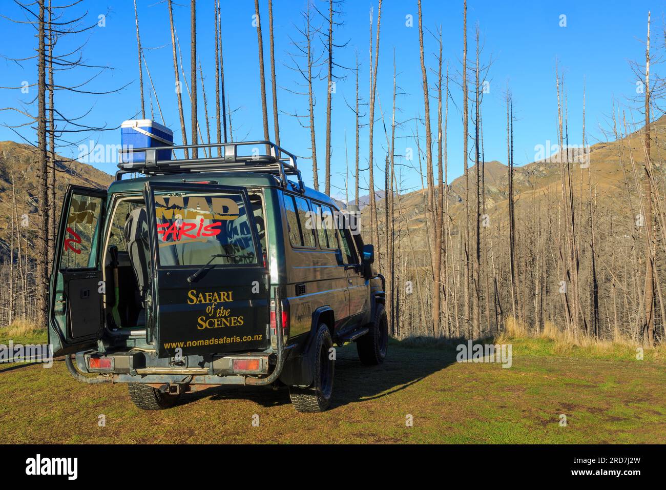 Ein Nomad Safaris 4WD Fahrzeug in der rauen Landschaft des Skippers Canyon, Central Otago, Neuseeland Stockfoto