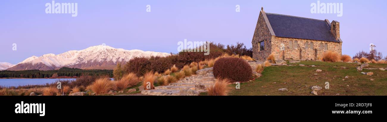 Die Kirche des guten Hirten im Lake Tekapo, Neuseeland, mit verschneiten Bergen im Hintergrund Stockfoto