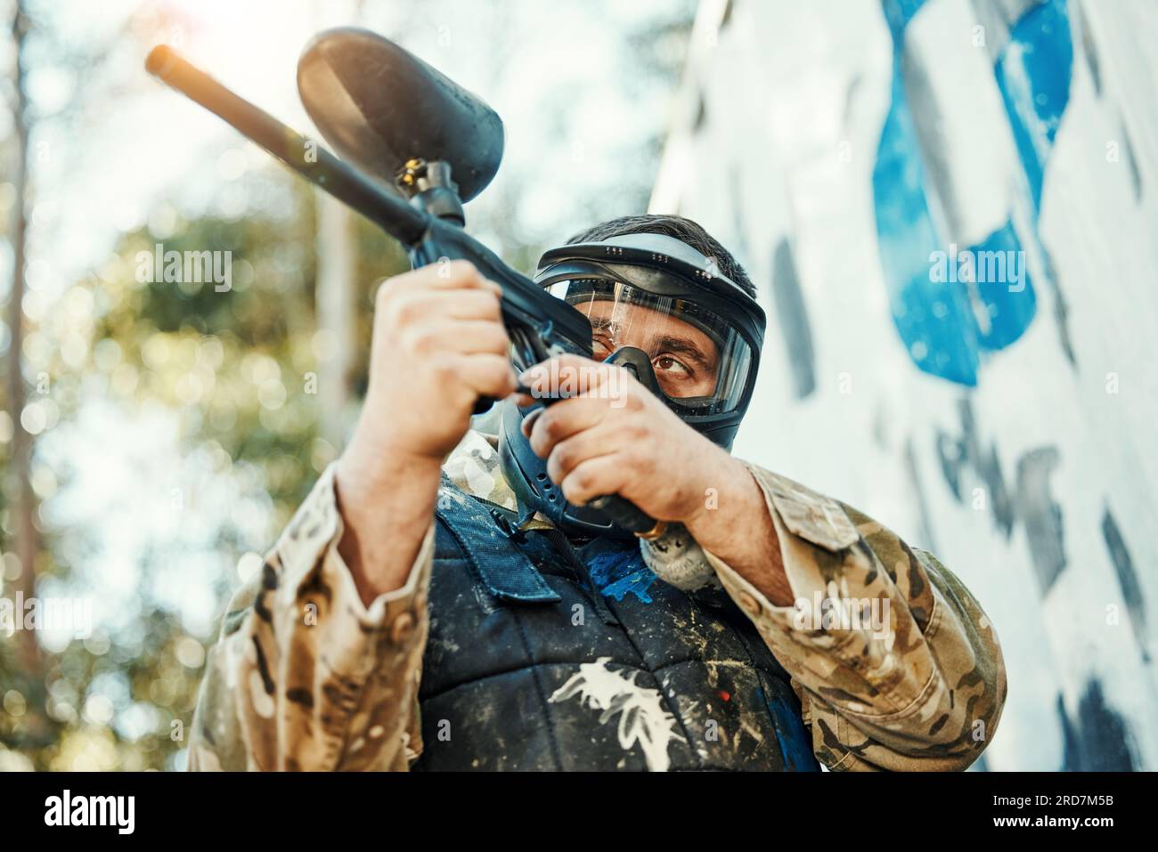 Paintball-Pistole, Ausrüstung und Mann zielen, schießen und zielen auf Soldat, Krieger oder Trainingswettbewerb für Kampf, Konflikt oder Herausforderung. Die Armee Stockfoto