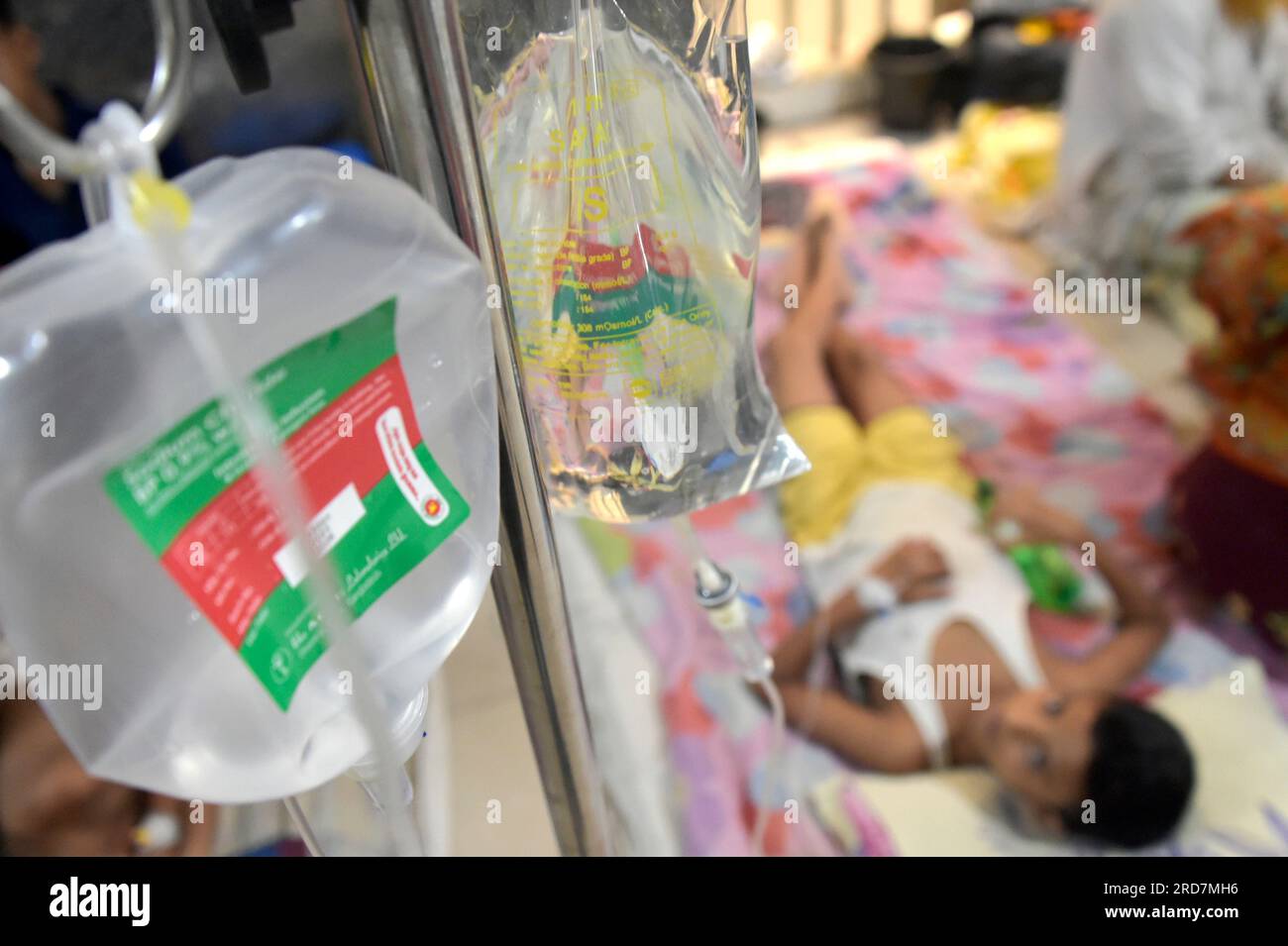 Dhaka. 19. Juli 2023. Ein Kind mit Dengue-Fieber wird am 19. Juli 2023 in einem Krankenhaus in Dhaka, Bangladesch, behandelt. Bangladesch berichtete am Dienstag über 13 weitere Todesfälle durch Dengue, die höchste tägliche Spitze, die die Zahl der Todesopfer seit Januar auf 127 erhöht hat. Die Generaldirektion des Gesundheitswesens (DGHS) des Landes meldete außerdem am Dienstag 1.533 neue bestätigte Fälle von Dengue, was die Gesamtsumme dieses Monats auf 16.022 erhöht. Die DGHS hat in diesem Jahr 24.000 Dengue-Fälle und 18.304 Erholungen verzeichnet. Kredit: Xinhua/Alamy Live News Stockfoto