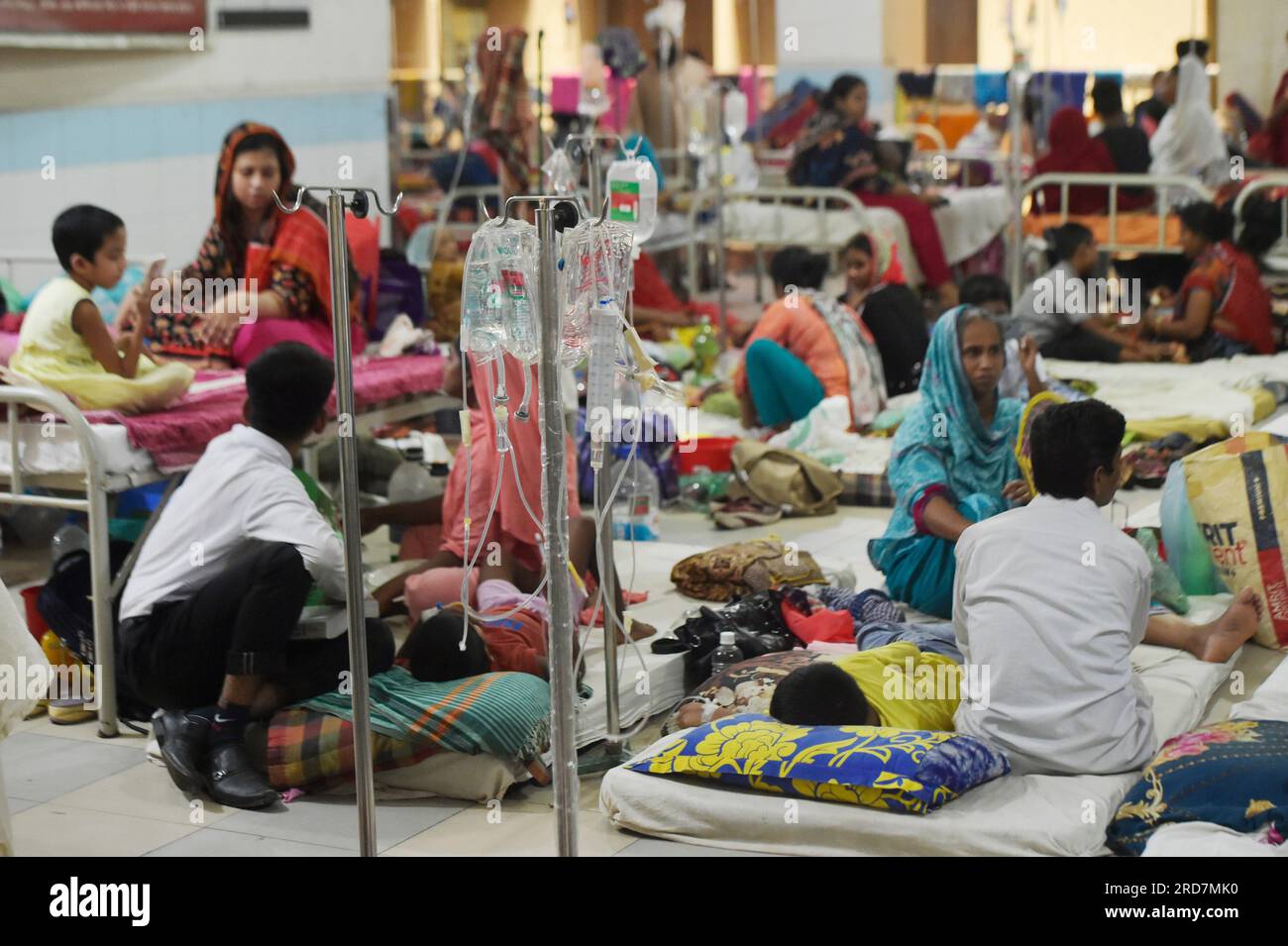 Dhaka. 19. Juli 2023. Dengue-Patienten erhalten Behandlung in einem Krankenhaus in Dhaka, Bangladesch, 19. Juli 2023. Bangladesch berichtete am Dienstag über 13 weitere Todesfälle durch Dengue, die höchste tägliche Spitze, die die Zahl der Todesopfer seit Januar auf 127 erhöht hat. Die Generaldirektion des Gesundheitswesens (DGHS) des Landes meldete außerdem am Dienstag 1.533 neue bestätigte Fälle von Dengue, was die Gesamtsumme dieses Monats auf 16.022 erhöht. Die DGHS hat in diesem Jahr 24.000 Dengue-Fälle und 18.304 Erholungen verzeichnet. Kredit: Xinhua/Alamy Live News Stockfoto