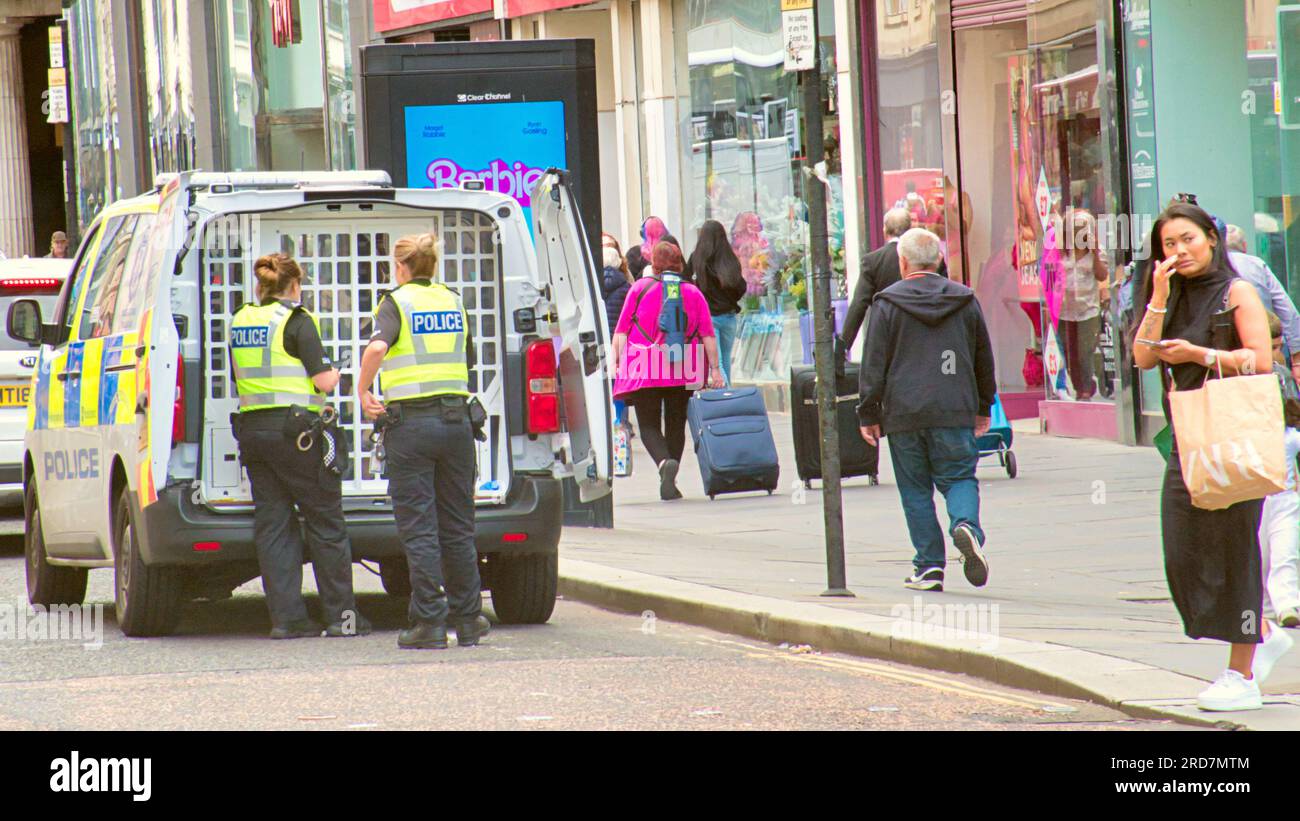 Glasgow, Schottland, Vereinigtes Königreich 19. Juli 2023. Die Polizei hat einen Mann im St. enoch Center festgenommen und ihn hinten in einem Van eingesperrt. Credit Gerard Ferry/Alamy Live News Stockfoto