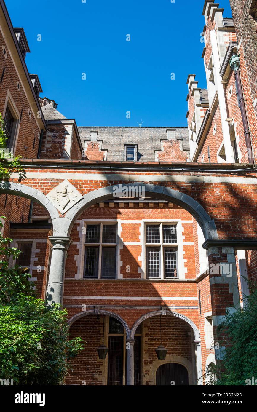 Cleves-Ravenstein Mansion (Hôtel Ravenstein), erbaut im späten 15. Und frühen 16. Jahrhundert mit Ziegeln und Sandstein im Flamboyant Gotic Arch Stockfoto