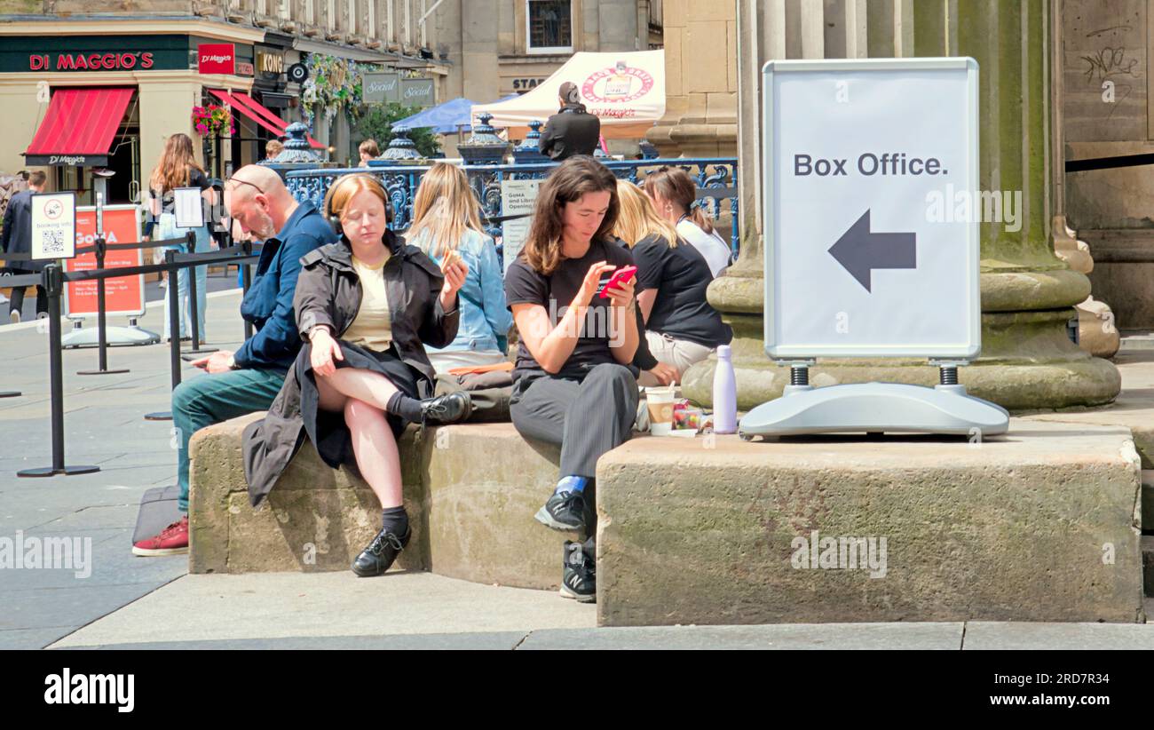 Glasgow, Schottland, Vereinigtes Königreich 19. Juli 2023. Banksy-Ausstellung, die jeden Tag Schlangen hinterlässt und 5 Stunden Wartezeit und späte Eröffnung bietet, dass alle gut gelaunt sind und das Personal sich in der Galerie für moderne Kunst mit dem Köpfchen amüsiert. Die allgegenwärtige Ausstellung mit Andenken an Vandaltaschen und Erinnerungsstücken ist nur für Karteninhaber verfügbar, wenn sie die Ausstellung verlassen und zusammen mit den Andenken-Polaroids, die von Mitarbeitern von Karteninhabern mitgenommen wurden, ihren Weg auf die Ebay finden. Credit Gerard Ferry/Alamy Live News Stockfoto
