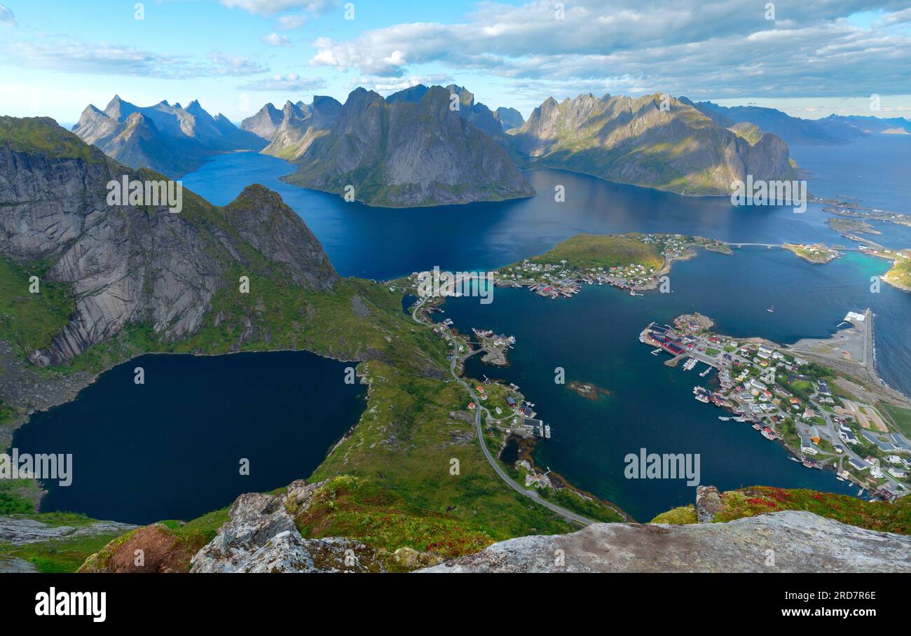 Reine vom Reinebringen, Blick auf die atemberaubenden Berge der Lofoten Inseln, Norwegen Stockfoto