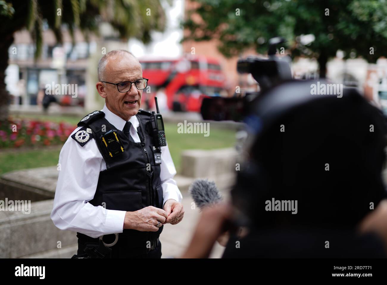 Sir Mark Rowley, Polizeichef von Metropolitan, spricht mit den Medien in Hackney, East London, während er die neue PC-Rekrutierungs-Werbekampagne seiner Truppe publik machte. Bilddatum: Mittwoch, 19. Juli 2023. Stockfoto