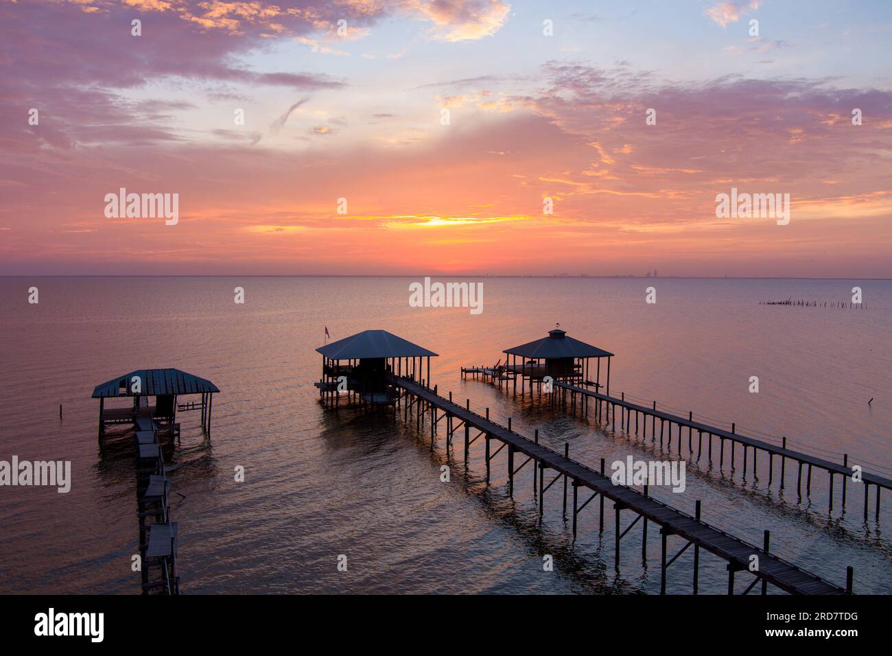 Drohnenfotografie von mcmillian Bluff und Mobile Bay bei Sonnenuntergang in daphne, alabama Stockfoto