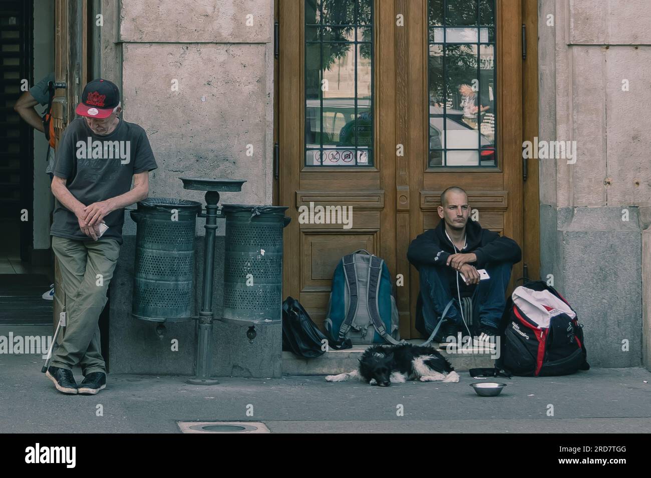 Zwei Obdachlose sind auf der Straße. In Ungarn, insbesondere in Budapest, herrscht anhaltende Besorgnis über Obdachlosigkeit. Aufgrund der hohen Inflation ist die Zahl der Menschen, die auf den Straßen leben, in der Stadt gestiegen. Faktoren wie Armut, Arbeitslosigkeit, psychische Gesundheit und Mangel an bezahlbarem Wohnraum tragen zu dem Problem bei. Die ungarische Regierung und die lokalen Behörden haben verschiedene Maßnahmen zur Bekämpfung der Obdachlosigkeit ergriffen. Dazu gehören die Bereitstellung von Notunterkünften, soziale Dienste und Programme zur Wiedereingliederung in die Gesellschaft. Nichtregierungsorganisation Stockfoto