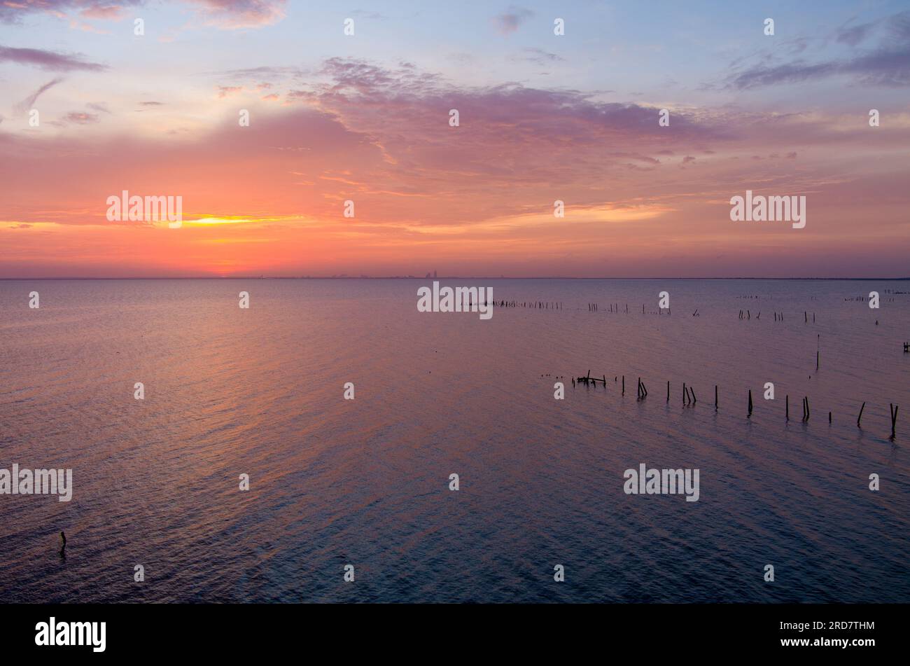 Drohnenfotografie von mcmillian Bluff und Mobile Bay bei Sonnenuntergang in daphne, alabama Stockfoto