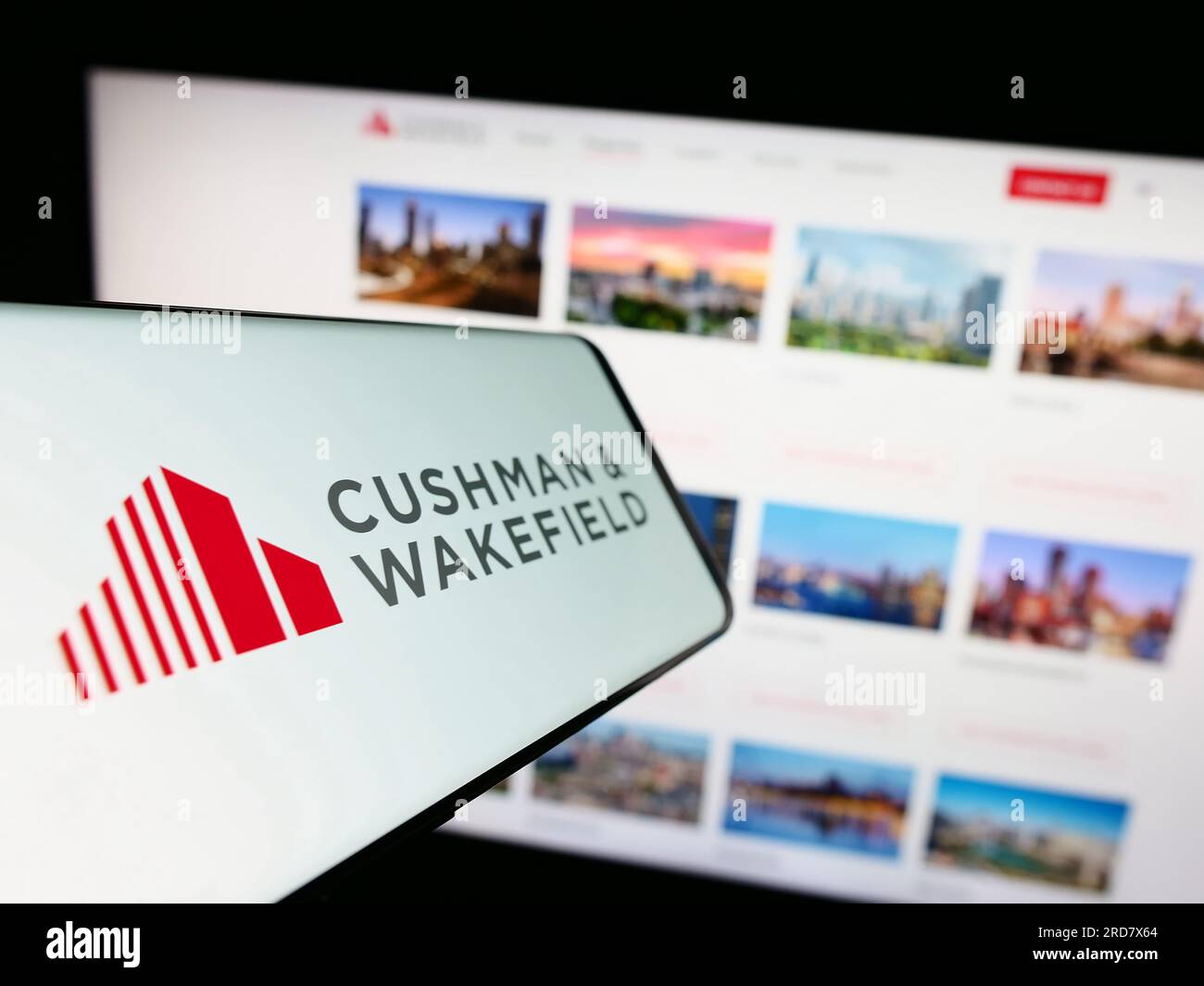 Handy mit Logo der Immobilienfirma Cushman Wakefield plc auf dem Bildschirm vor der Business-Website. Fokus auf die Mitte links des Telefondisplays. Stockfoto