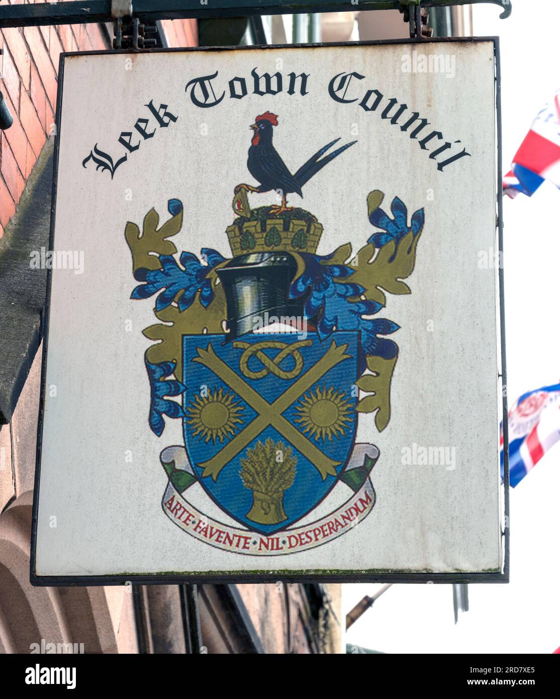 Traditionelles Hinweisschild am Leek Town Council Crest of Arms, Leek, Staffordshire, England, Großbritannien Stockfoto