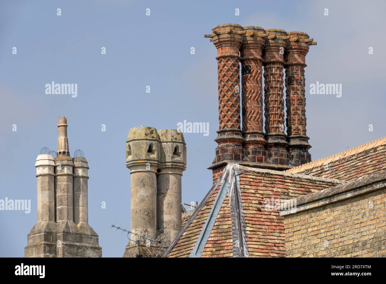 Ein Stapel von vier Tudor-Ziegelschornsteinen im Stadtzentrum von Ely, Cambridgeshire, Großbritannien Stockfoto