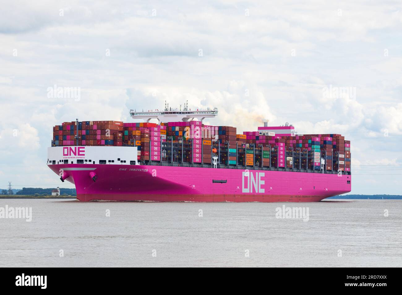 Stade, Deutschland – 18. Juli 2023: ONE Innovation, der neueste und größte Zuwachs der Containerschiffflotte von Ocean Network Express Pte. Ltd Stockfoto