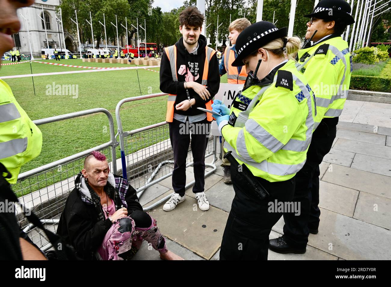 London, Großbritannien. Just Stop Oil ist heute marschiert, um die Regierung aufzufordern, alle neuen Öl- und Gasprojekte einzustellen. Kredit: michael melia/Alamy Live News Stockfoto