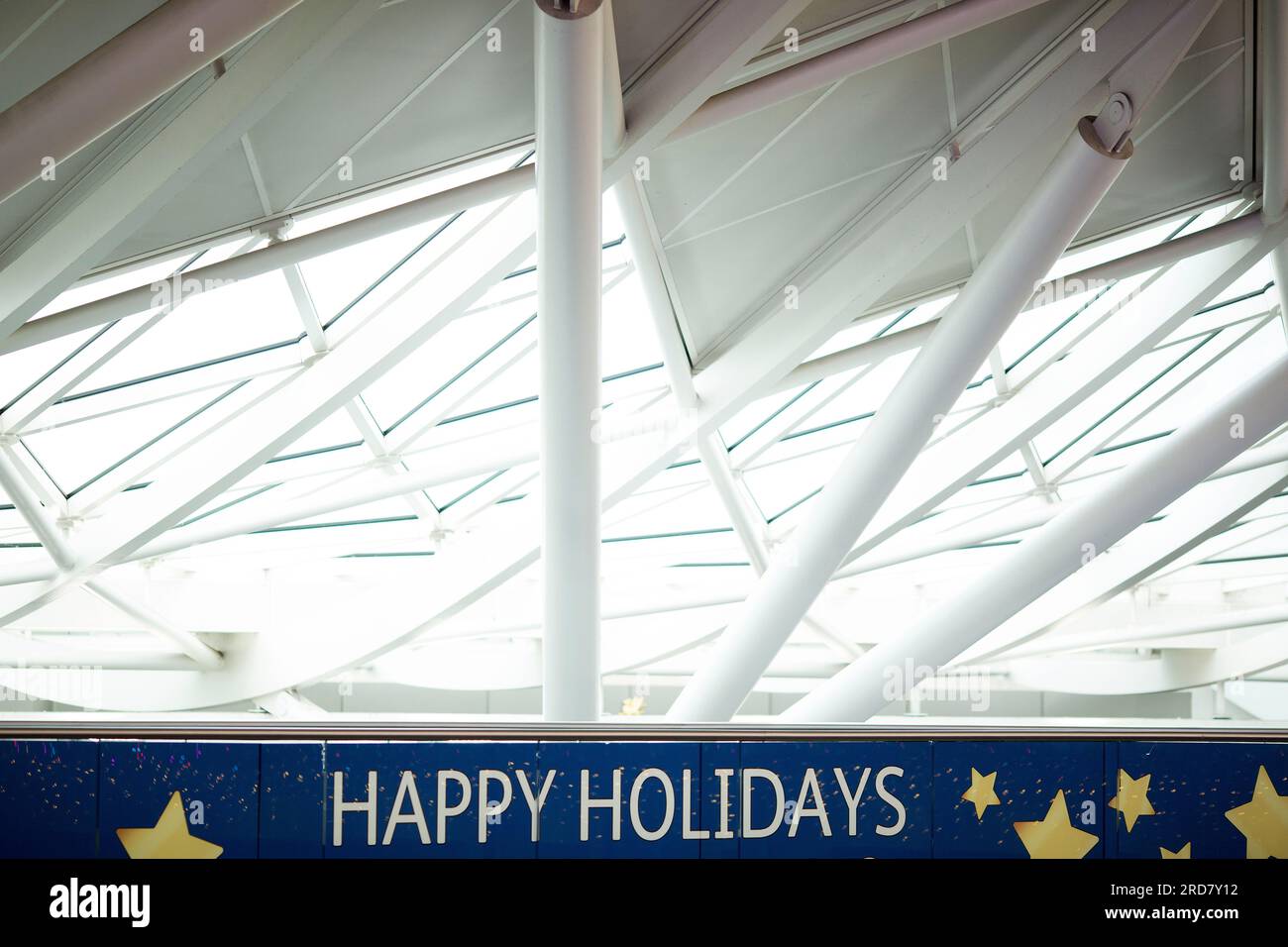 Ein Banner mit der Aufschrift „Happy Holidays“ ist am Bahnhof King Cross in London zu sehen. Stockfoto