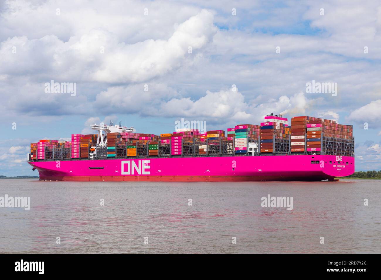 Stade, Deutschland – 18. Juli 2023: ONE Innovation, der neueste und größte Zuwachs der Containerschiffflotte von Ocean Network Express Pte. Ltd Stockfoto