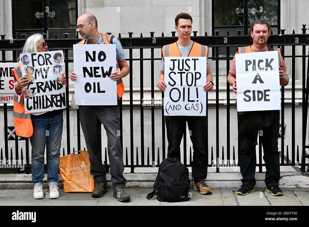 London, Großbritannien. Just Stop Oil ist heute marschiert, um die Regierung aufzufordern, alle neuen Öl- und Gasprojekte einzustellen. Kredit: michael melia/Alamy Live News Stockfoto