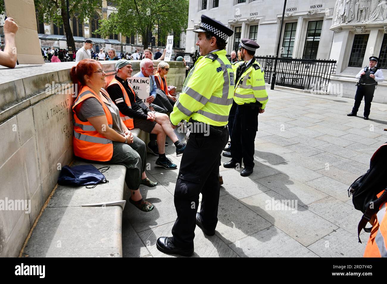 London, Großbritannien. Polizeibeamte beobachten festgenommene JSO-Aktivisten, während sie auf den Polizeitransport warten. Just Stop Oil ist heute marschiert, um die Regierung aufzufordern, alle neuen Öl- und Gasprojekte einzustellen. Kredit: michael melia/Alamy Live News Stockfoto