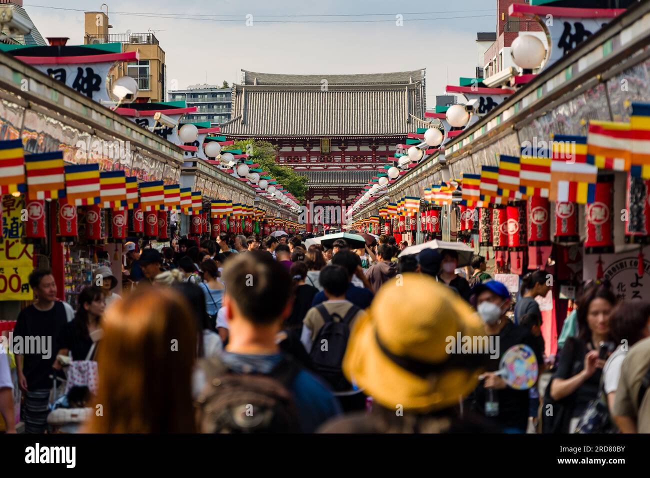 TOKIO, JAPAN - JULI 18 2023: Große Menschenmassen rund um die Nakamise-dori-Straße und den Sensoji-Tempel in der Asakusa-Gegend von Tokio Stockfoto