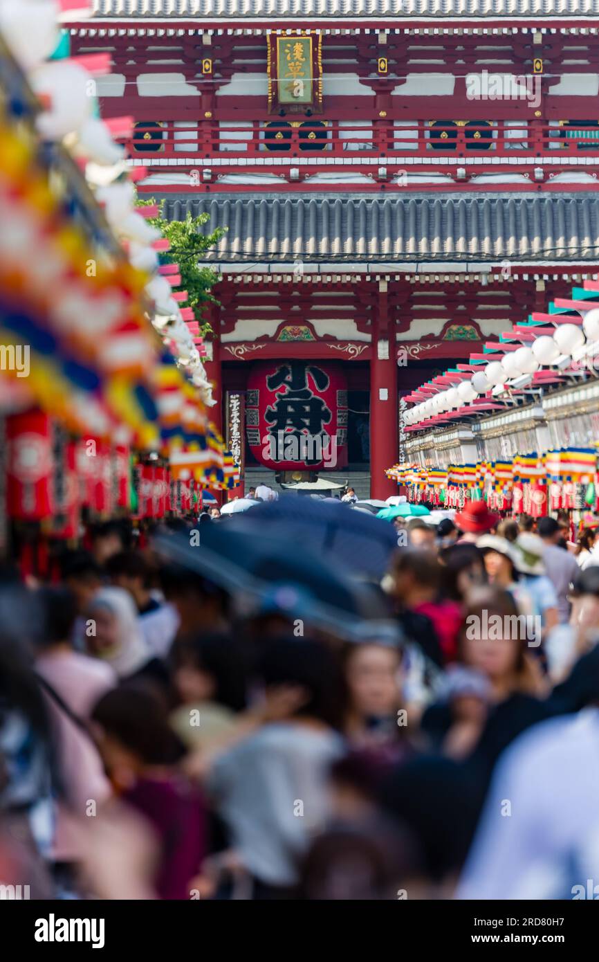 Menschenmassen in der Nakamise Dori Street, die in Richtung des Senso-ji Tempels in Tokio, Japan, führt Stockfoto