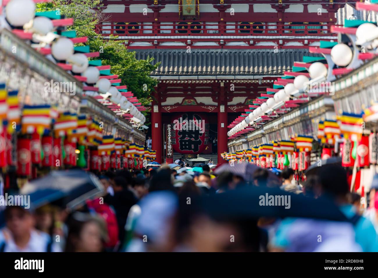 Touristen und Einheimische drängen sich in die Nakamise Dori Street und den Sensoji-Tempel in Tokio, Japan Stockfoto