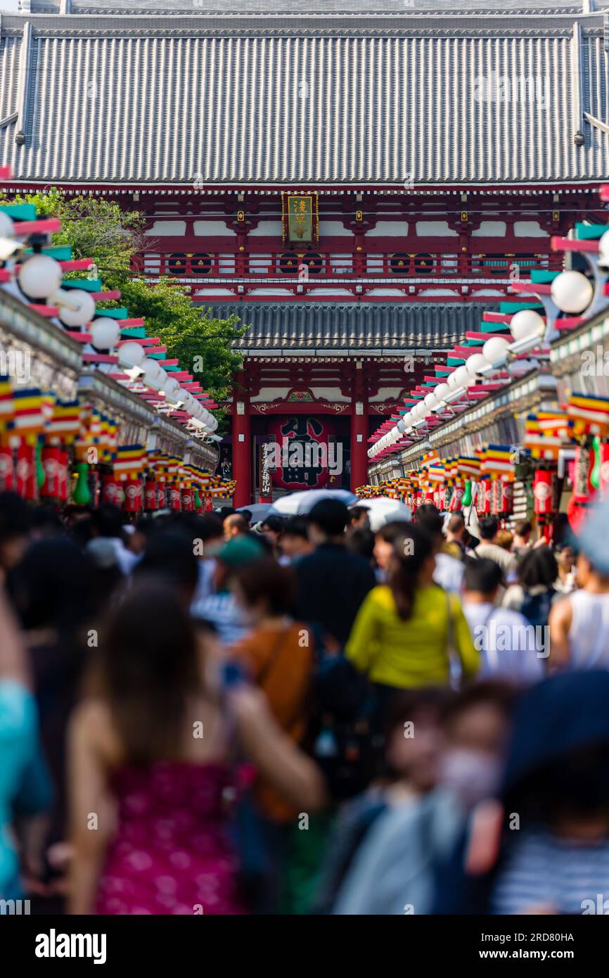 Menschenmassen in der Nakamise Dori Street, die in Richtung des Senso-ji Tempels in Tokio, Japan, führt Stockfoto