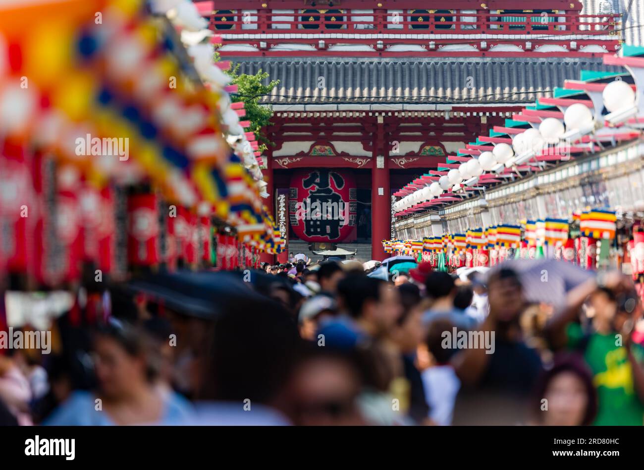 Touristen und Einheimische drängen sich in die Nakamise Dori Street und den Sensoji-Tempel in Tokio, Japan Stockfoto
