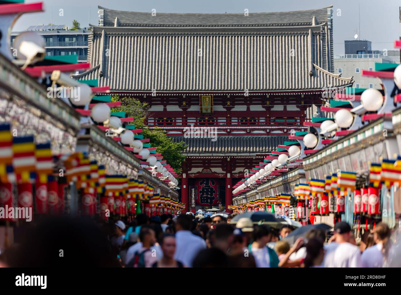 Touristen und Einheimische drängen sich in die Nakamise Dori Street und den Sensoji-Tempel in Tokio, Japan Stockfoto