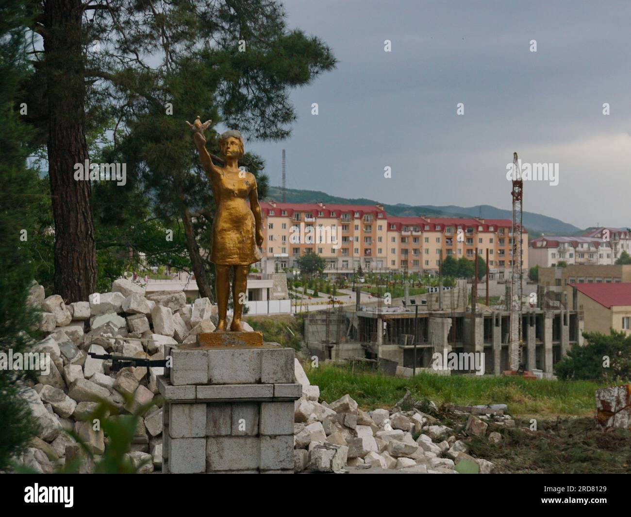 Stepanakert, Aserbaidschan. 11. Juni 2019. Eine Statue vor einer Baustelle in Stepanakert, Berg-Karabach. Das nicht anerkannte, aber de facto unabhängige Land im Südkaukasus, Berg-Karabach (auch bekannt als Artsach), befindet sich im seit dem Zusammenbruch der Sowjetunion am längsten andauernden Territorialstreit zwischen Aserbaidschan und Armenien in postsowjetischem Eurasien. Es wird hauptsächlich von ethnischen Armeniern bevölkert. (Foto: Jasmine Leung/SOPA Images/Sipa USA) Guthaben: SIPA USA/Alamy Live News Stockfoto