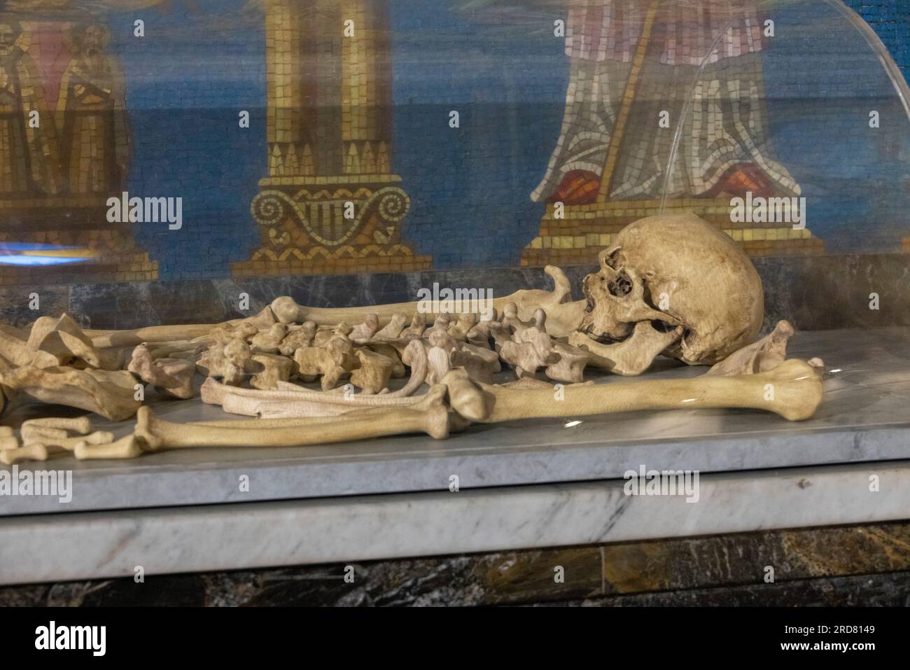 Skelett und Schädel von Francisco Pizarro im Glaskasten in der Bestattungskapelle, Lima-Kathedrale, Peru Stockfoto