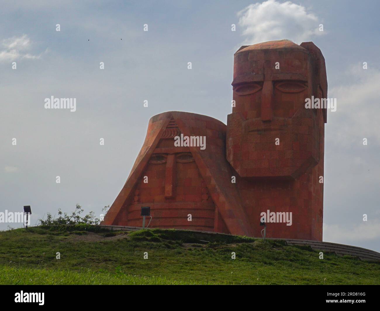 Stepanakert, Aserbaidschan. 11. Juni 2019. Allgemeiner Blick auf Stepanakert, Berg-Karabach, vom Wahrzeichen des Landes, Papik Tatik, eine Skulptur, die "Oma und Opa" und "wir sind unsere Berge" bedeutet. Das nicht anerkannte, aber de facto unabhängige Land im Südkaukasus, Berg-Karabach (auch bekannt als Artsach), befindet sich im seit dem Zusammenbruch der Sowjetunion am längsten andauernden Territorialstreit zwischen Aserbaidschan und Armenien in postsowjetischem Eurasien. Es wird hauptsächlich von ethnischen Armeniern bevölkert. (Foto: Jasmine Leung/SOPA Images/Sipa USA) Guthaben: SIPA USA/Alamy Live News Stockfoto