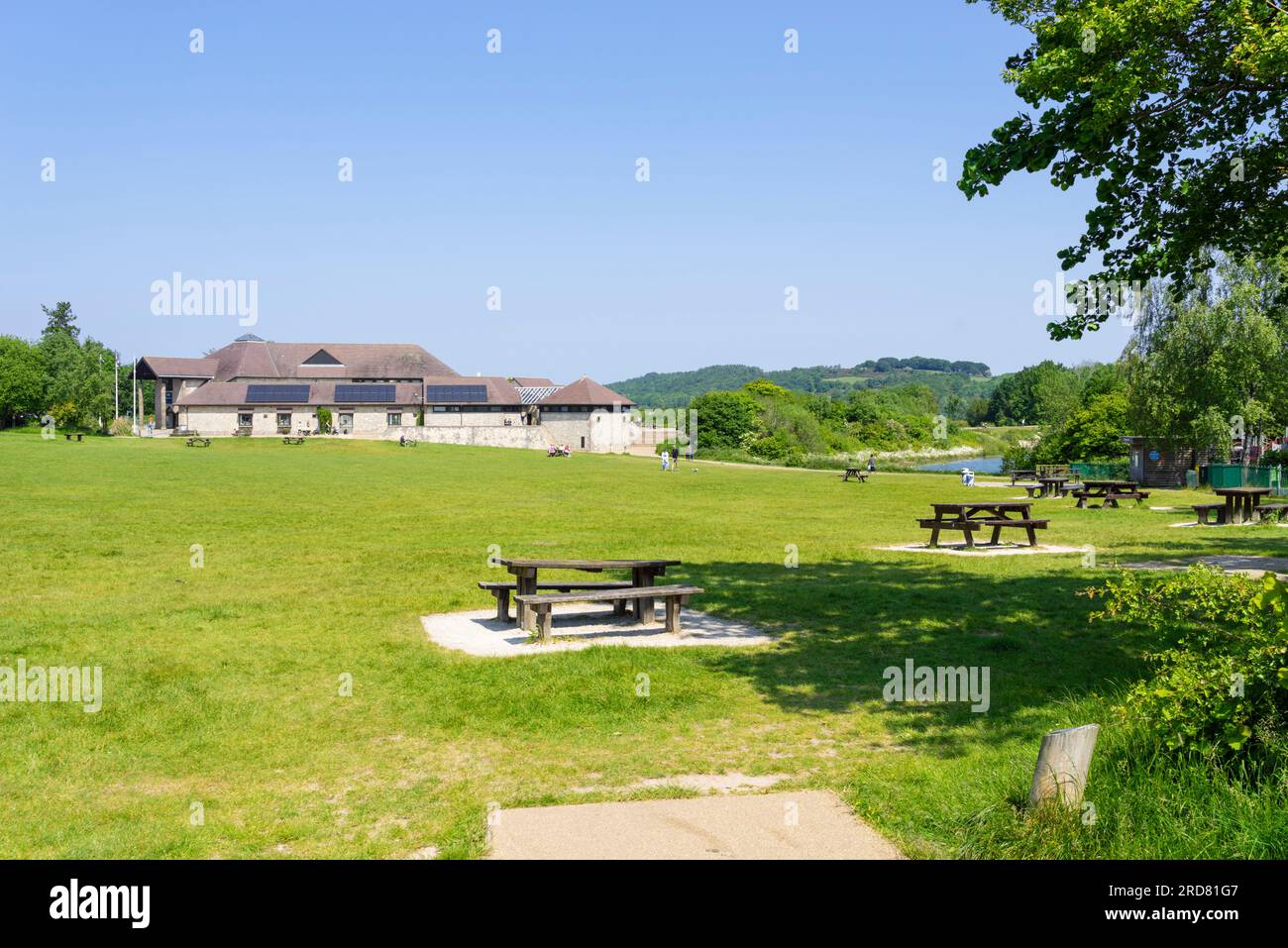 Picknicktische am Carsington Water Carsington Reservoir vor dem Besucherzentrum in Carsington Water derbyshire dales Derbyshire England GB Europe Stockfoto