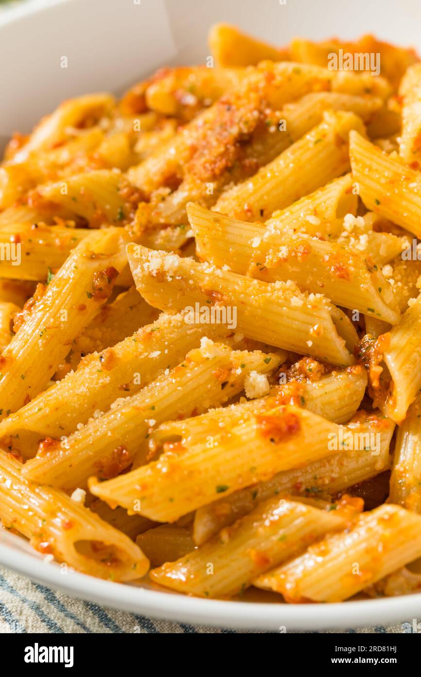 Hausgemachte Tomaten-Pesto-Pasta mit Käse und Basilikum Stockfoto