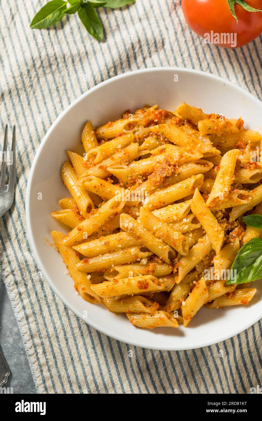 Hausgemachte Tomaten-Pesto-Pasta mit Käse und Basilikum Stockfoto