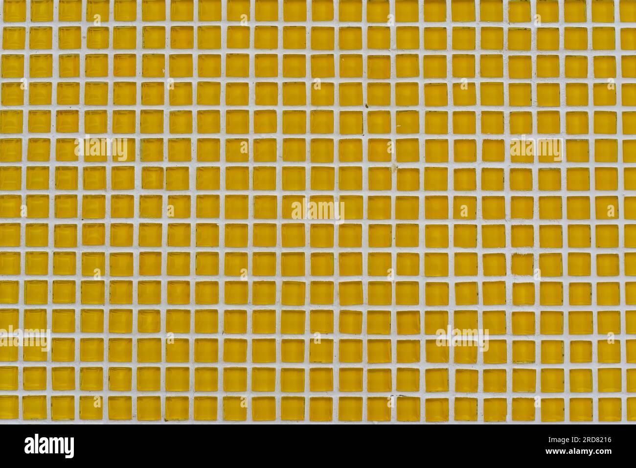 Hintergrund aus einem kleinen quadratischen gelben Mosaik mit Kopierbereich Stockfoto
